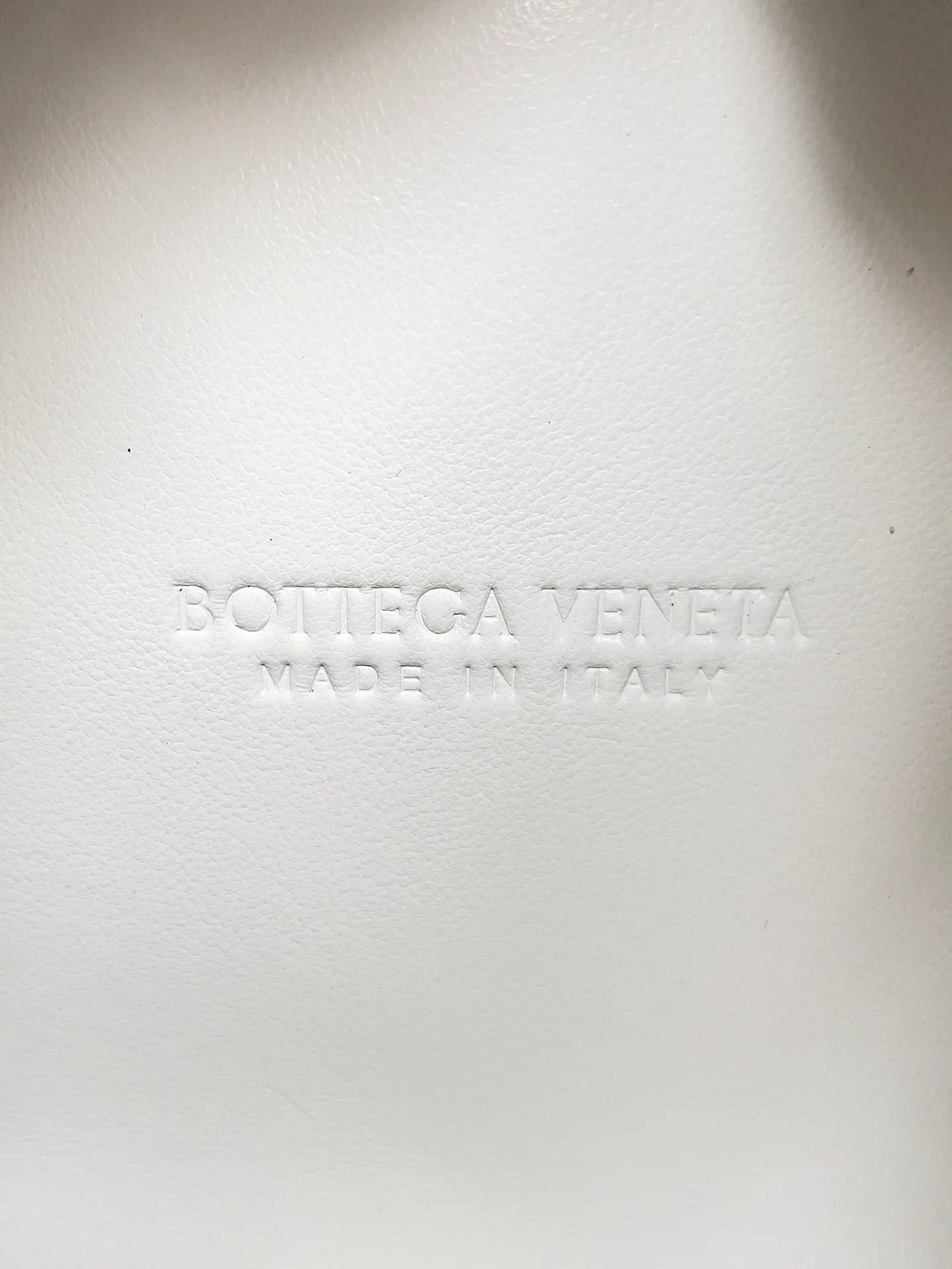 Batch 1760 BV home is new! Andiamo combines the Bottega Veneta archive parachute handbag to inherit retro elements and integrate modern trends. The same style as Shu Qi's in Beijing Night. It is a continuation of the classic bag. It has three functions: hand carry, shoulder and cross-body. It is embellished with metal brass knot buckles. It is small and has an amazing capacity. It can easily hold sunglasses in a box / small bottle of water / powder powder / charger and other daily necessities when going out. The upper body is versatile. Style number: 796569 Size: 21*17*16.5cm